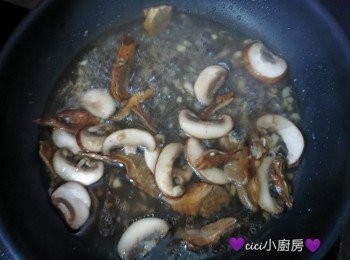 step6: 加入忌廉和扁意粉再拌勻，用中火煮約3-4分鐘至適合的濃稠度，熄火，加入黑松露醬和白松露油拌勻，即成。
