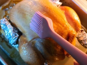 step6: 放入已預熱焗爐， 130/140度先焗1.5小時，每隔半小時塗上一層蜜糖牛油(牛油和蜜糖先隔熱水座熱至溶化)