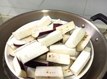 step4: 茄子先撒少量鹽，水滾中火蒸10分鐘