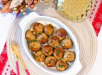 step12: 小TIPS：

加上蕃茜Parsley伴碟，再沾上小紅莓醬Cranberry Jam，味道更好呢！🤩
肉丸吃不完可以急凍，下次用蕃茄醬🍅再煮肉丸，又是另一道宴客菜啦！