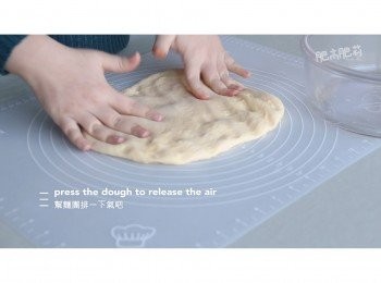 step9: 之後就可以幫<span class="group_1">麵團</span>排一下氣, 再揉搓成波形, 讓它再發酵多15分鐘