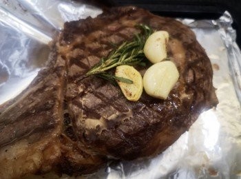 step5: 將<span class="group_3">香蒜油</span>材料爆香，淋在斧頭扒上，再蓋上錫紙，錫紙不需封口，休息時間10分鐘。