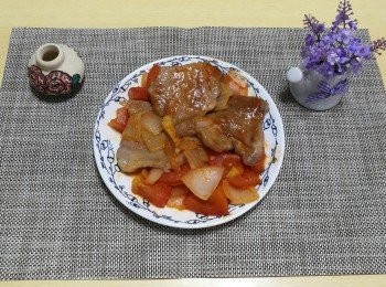 step8: 把洋蔥番茄淋在豬扒上，便可享用。