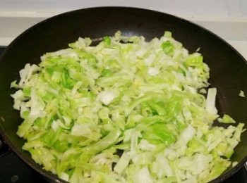 step5: 中火煎雞蛋後切絲後， 再把椰菜炒至軟身