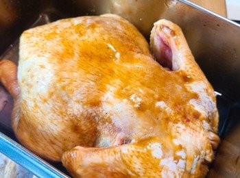 step3: 用手將<span class="group_3">醃雞料</span>給雞充分按摩，並放雪櫃醃一晚。