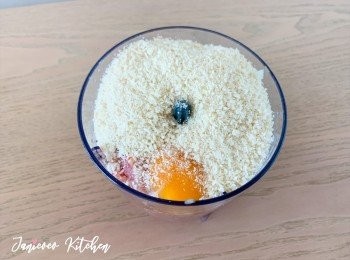 step6: 最後再加入雞蛋和麵包糠再次攪拌。