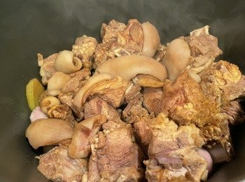 step2: 用<span class="group_3">醃料</span>醃羊肉半小時，用少許油炒一炒羊腩表面盛起