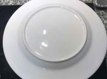 step7: 先關火，取大盤子蓋在鍋子上，ㄧ口氣翻轉，讓鍋裡的蛋翻到盤子裡；