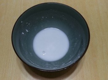 step3: 先將 2 湯匙生粉和 1 湯匙水混合好，倒入豬扒內，拌勻。