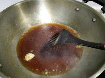 step6: 中火起鑊後先倒入調味汁，滾後倒入米粉炒3分鐘