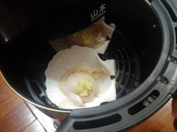 step2: 放進氣炸鍋用200度炸4分鐘 （無需預熱）