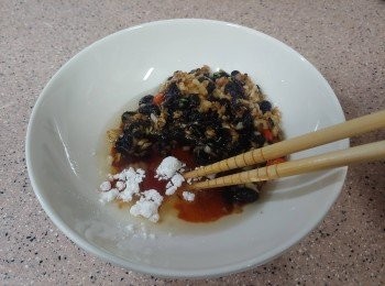 step3: 下生抽， 砂糖， 生粉與蒜蓉豆豉撈勻成汁料