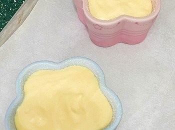 step9: 焗碗從雪櫃裡拿出，倒入伴好的麵糊至每隻碗八成滿