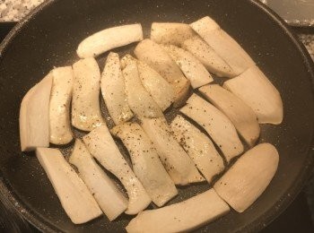 step4: 鍋燒熱，放少許油，將杏鮑菇片排入，撒上少許鹽及黑胡椒粉一起煎；
