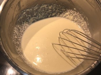 step2: 奶油起司因爲結冰，變成顆粒狀沒關係，只需與牛奶ㄧ起隔水加熱攪拌軟化；