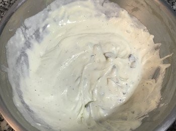 step4: 濾好的奶油起司加入藍莓搗碎拌勻；