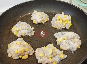 step5: 中火下油起鑊煎一分鐘反一反再輕力壓一壓