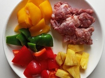 step2: 豬肉，三色椒及菠蘿切細件