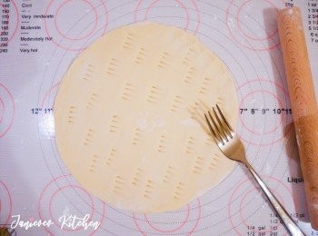 step8: Pizza底成形後，用叉子叉麵餅，然後放在烤盤上。