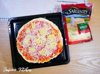 step11: 最後加上很多很多芝士就可以啦。將Pizza放入焗爐，以230度焗20-30分鐘。