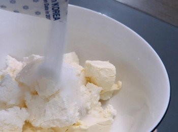 step1: 把忌廉芝士放在室溫軟化，然後把它放在大碗，加入砂糖拌勻。