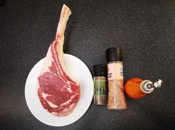 step1: 1. 先用<span class="group_2">醃料</span>搽勻斧頭扒表面，