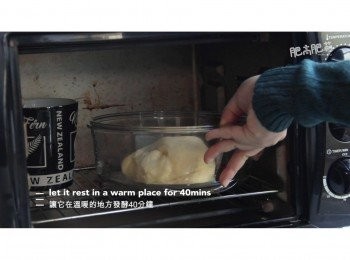 step4: 把<span class="group_1">麵團</span>放入大碗中, 記得事先在碗中塗上一層食用油
讓<span class="group_1">麵團</span>在溫暖的地方發酵40分鐘