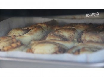 step14: 將焗爐預熱至180°C, 焗10分鐘, 直到它們變成金黃色