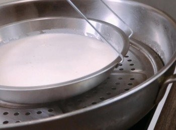 step3: 在碟上掃上一層油，倒入粉漿，用大火蒸20分鍾，然後用竹籤插入粉團，沒有粉漿黏著即熟透，把它待涼備用。