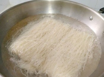 step2: 滾水煮米粉三分鐘，然後瀝乾水份後備用