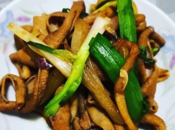 step1: 先將冰鮮鵝腸解涑後，用粗鹽略省浸入60-70度溫水加薑片滴小小白醋汆水，取出沖凍冰水揻走D肥膏後切段備用