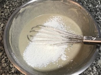 step8: 篩入玉米粉拌勻；