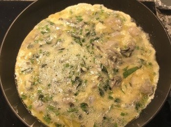 step5: 蚵仔開始出水時就倒入蛋液並略微攪拌，讓蚵仔均勻分佈在蛋液裡；