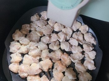 step3: 氣炸鍋Airfryer 預熱200度，pan 面上先掃上/噴上一層油（以防黏底），放入雞軟骨炸共約 10分鐘。中段將雞軟骨翻面一次，使其受熱程度更為均勻。