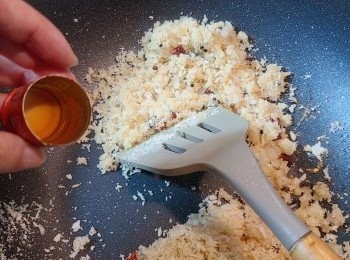 step6: 沿鑊邊加入花雕紹酒炒。