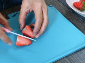 step6: 把士多啤梨切成一半，備用。