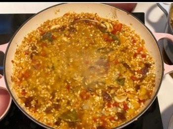 step11: 米飯小火煮約20分鐘至湯汁充份吸收（地道西班牙海鮮飯不會加蓋燉煮，粒粒分明有口感，鍋底黏上一層飯焦/鍋巴；加蓋燉煮會令米飯濕潤過軟