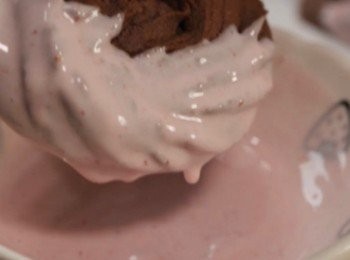 step10: 把已放涼的餅乾沾上一半朱古力。