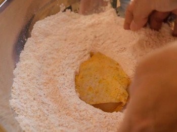 step9: 現在可以開始炸雞了！

將雞肉和炸粉混合

*不要給雞肉按摩，不要施加任何力量
*輕輕混合就可以了。 大約 1分鐘左右