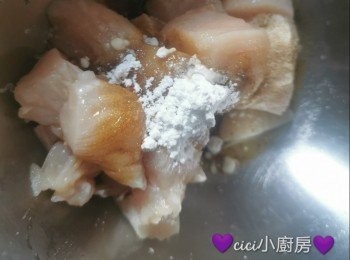 step1: 無激素<a href="https://bit.ly/3EZL8dD" target="_blank" data-keyword="雞胸" class="guide-link"><strong>雞胸</strong></a> <span style="display:inline-block;vertical-align:middle;margin-top:-3px;color:initial;border-radius:3px;padding:2px 3px;font-size:12px;line-height:14px;background:#87d300;color:#fff;">即買</span> 肉解凍後切粒，加上<span class="group_2">醃料</span>醃約20分鐘，備用。