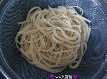 step4: 燒熱煎鑊，加入2茶匙橄欖油，下蒜蓉用中火炒香，倒入牛肝菌和啡磨菇炒香，加入鹽和黑胡椒調味。