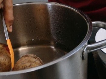 step1: 把薯仔清洗乾淨，用水烚35分鐘至軟身。