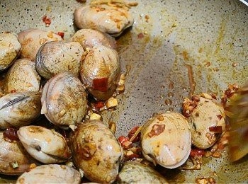 step5: 加入蜆略炒, 令香料平均附在蜆上