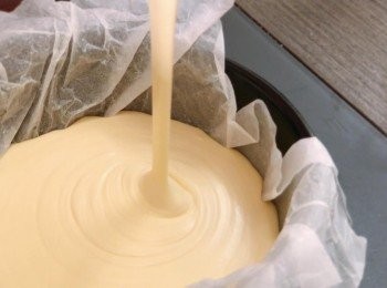 step6: 在蛋糕模上鋪上牛油紙，然後倒入麵糊。