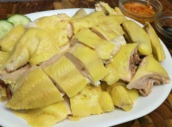 step2: 30分鐘後，為了確保雞肉有熟可用筷子插進雞腿的部位，流出來的水必須是乾淨的。若還有血水表示還要繼續煮。把雞撈出來，泡進一大鍋加冰塊的冷水立即冷卻，使雞肉較嫩並讓雞皮更有彈性。