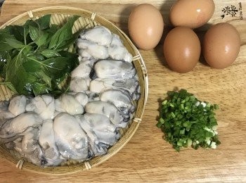 step1: 鮮蚵洗淨，除去殘殻瀝乾；蔥洗淨切蔥花；九層塔洗淨切碎備用；