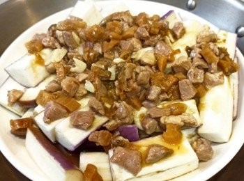 step7: 開蓋後倒入少量芡汁，再滾起熄火，最後再舖係矮瓜上面就搞掂！