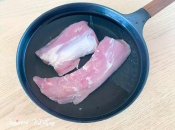 step1: 豬柳解凍，用水沖洗乾淨後浸水去除雜質。