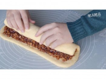 step11: 將<span class="group_1">麵團</span>捲起來, 把接縫位捏好