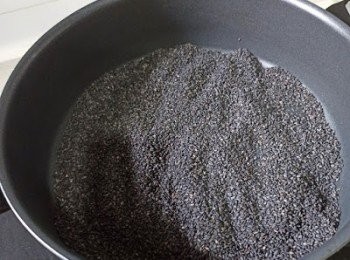 step2: 珍珠米先浸8小時，黑芝麻浸水半小時，瀝乾水後乾炒6分鐘